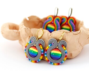 Orecchini soutache arcobaleno, orecchini con perline arcobaleno, gioielli pride, gioielli arcobaleno