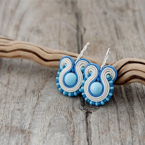 Orecchini in soutache blu e bianco, orecchini con perline blu, gioielli in soutache blu
