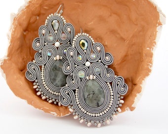 Brincos de soutache cinza prateado com pedras de labradorita.