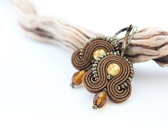 Brincos pequenos de soutache marrom, joias com miçangas, feitos à mão por artesãos.
