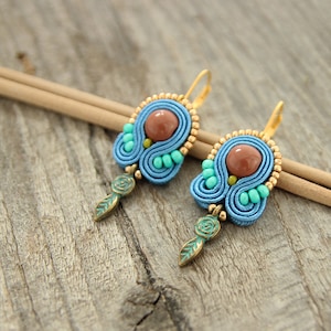 Piccoli orecchini boho blu, orecchini soutache con perline, orecchini boho blu