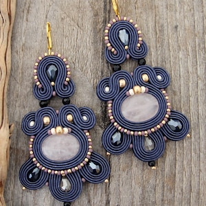 Boucles d'oreilles lustre bleu avec pierres précieuses de quartz rose, boucles d'oreilles longues bleues, boucles d'oreilles bleu et or, bijoux en quartz rose