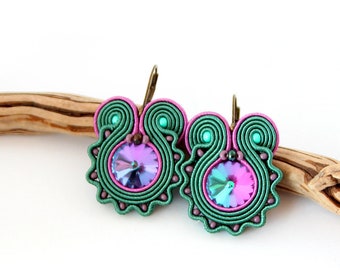 Brincos Soutache Verde Esmeralda com Cristais Rosa e Roxo, Joias Feitas à Mão
