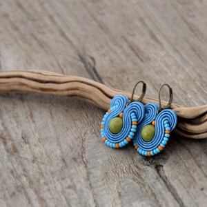 Orecchini pendenti blu e verdi, orecchini con perline celesti, gioielli in soutache