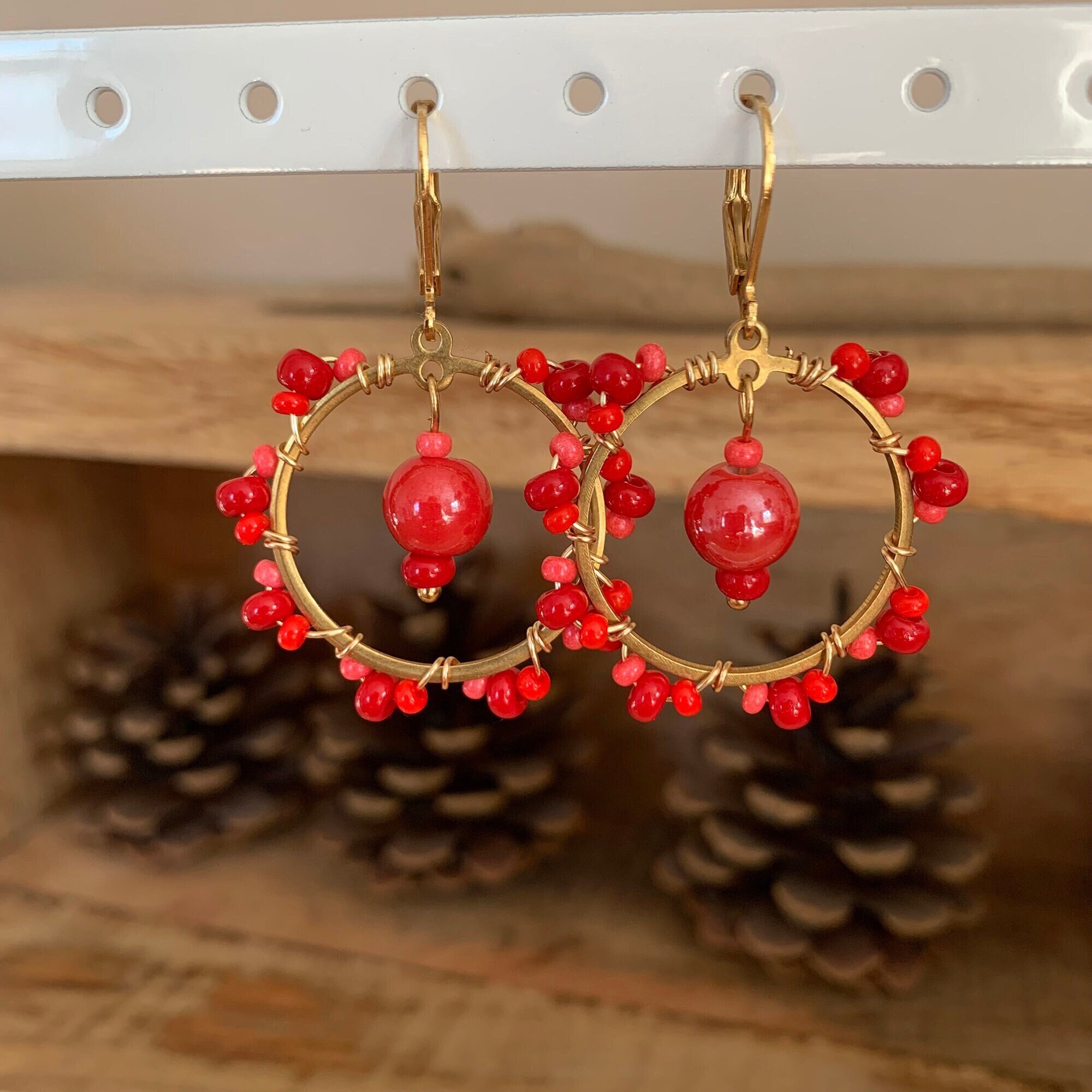 Orecchini A Cerchio Con Perline Rosse - Fatti A Mano - 3 Pollici - Chiusura A Leva - BEADS CORNER