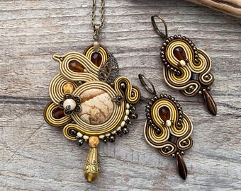 Set ciondolo e orecchini marrone chiaro, pendente soutache nocciola