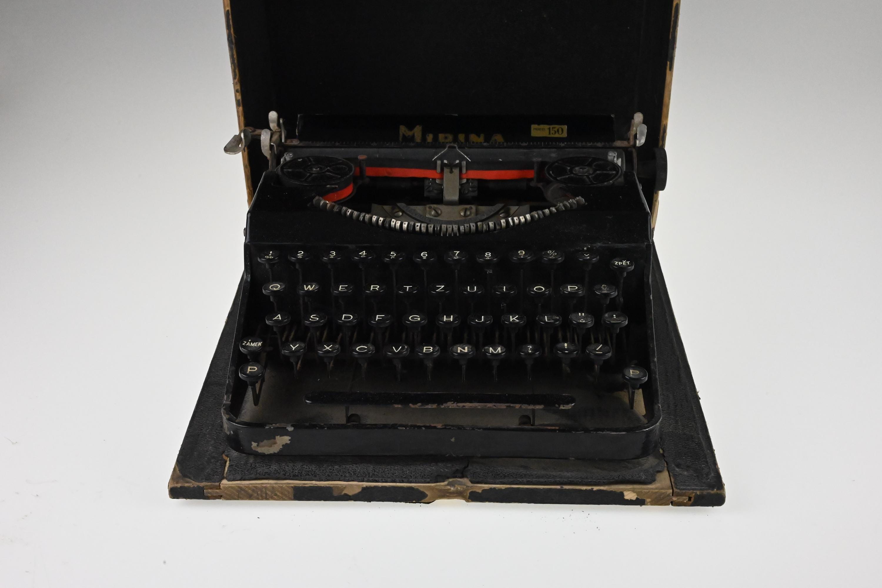 1940年代のミリナタイプライター、ポータブルタイプライター