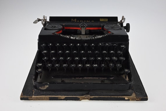 1940年代のミリナタイプライター、ポータブルタイプライター