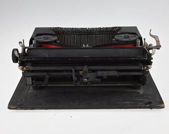 1940年代のミリナタイプライター、ポータブルタイプライター