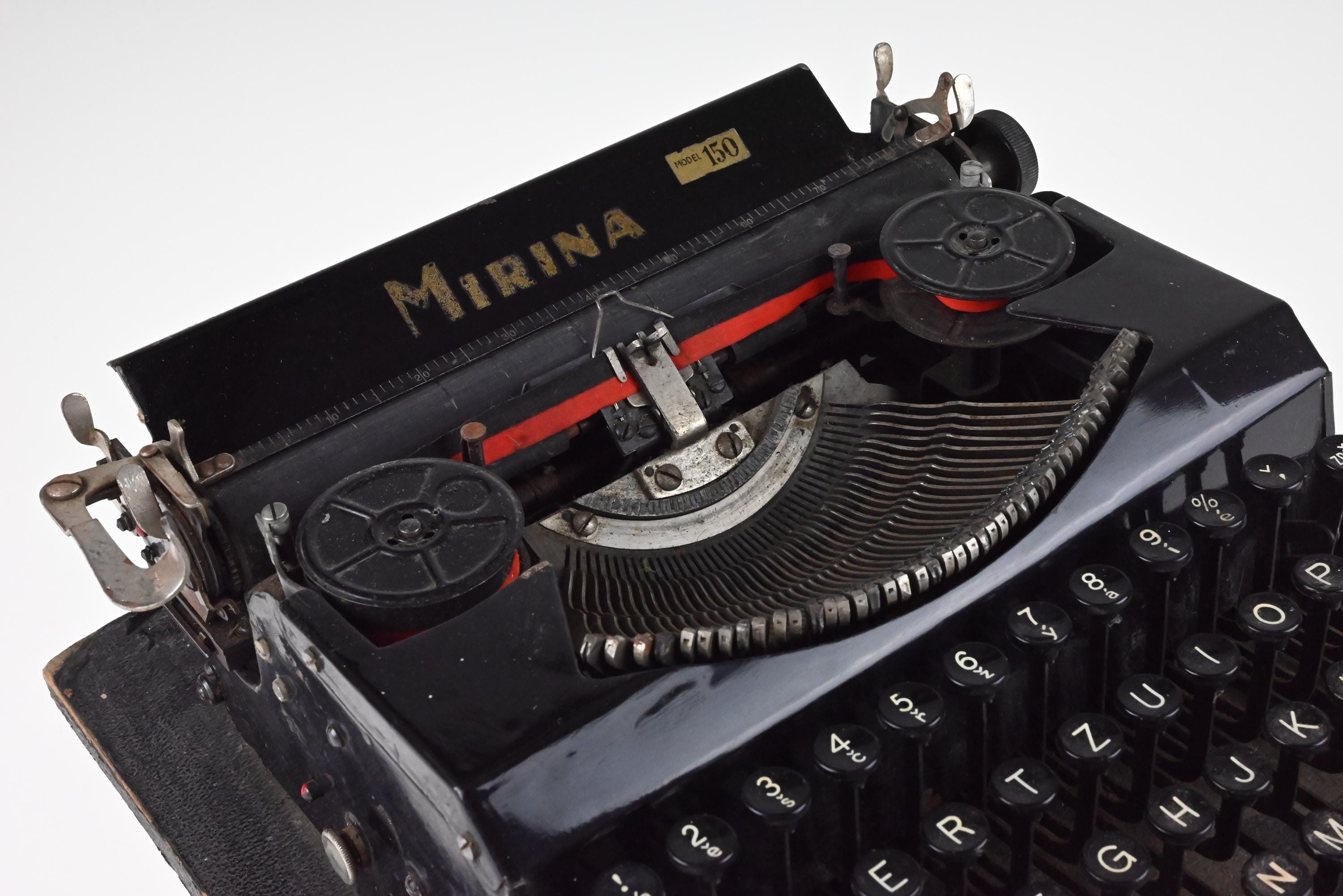 1940年代のミリナタイプライター、ポータブルタイプライター