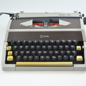 Royal 200 Working Typewriter, Portable Typewriter, Vintage Typewriter, Beige Typewriter, Manual Typewriter, Retro Typewriter