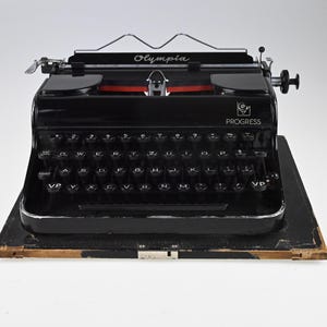 Máquina de escribir Olympia Progress con estuche, máquina de escribir portátil, máquina de escribir vintage, máquina de escribir negra, máquina de escribir manual, máquina de escribir Olympia