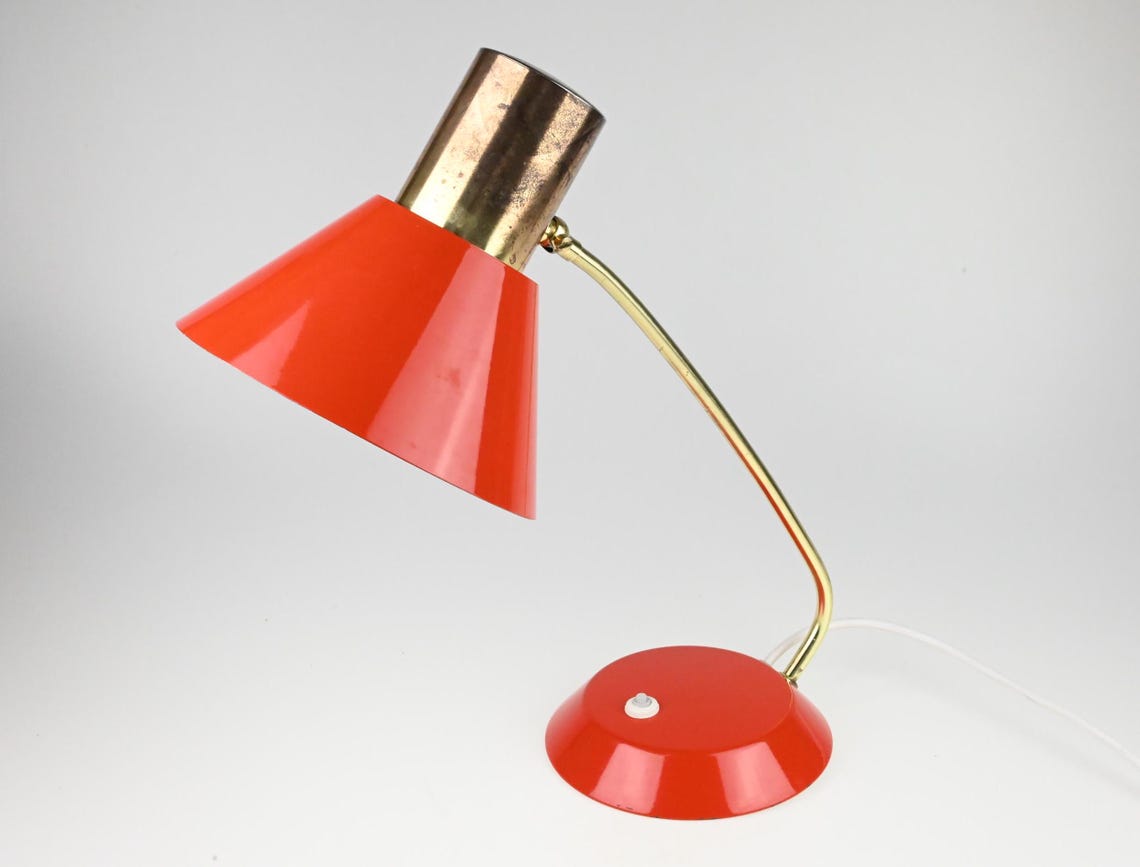 Vintage Red German Table Lamp, AKA DDR Lamp, Vintage Table Lamp, Industrial Lamp, Desk Lamp, Mid Century Lamp, Retro Red Lamp, Old Lamp, foto 4 di 5