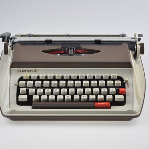 Chevron 5 Working Typewriter, Portable Typewriter, Vintage Typewriter, Beige Typewriter, Manual Typewriter, Retro Typewriter