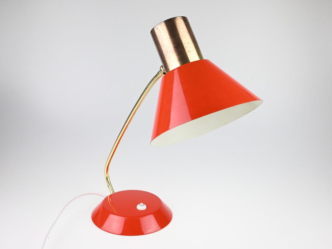 Vintage Red German Table Lamp, AKA DDR Lamp, Vintage Table Lamp, Industrial Lamp, Desk Lamp, Mid Century Lamp, Retro Red Lamp, Old Lamp, foto 2 di 5