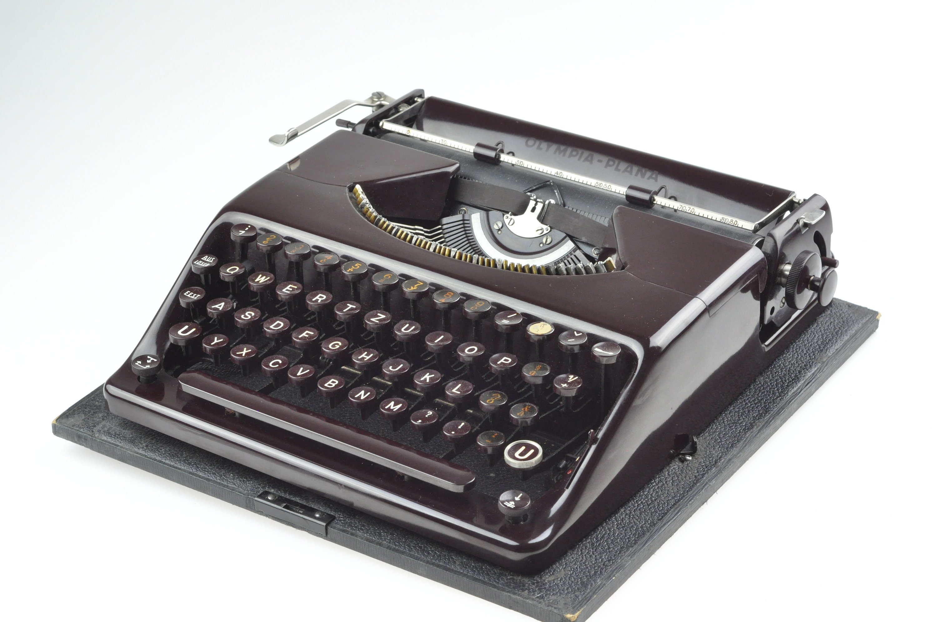 Machine à écrire OLYMPIA - ANCMECA