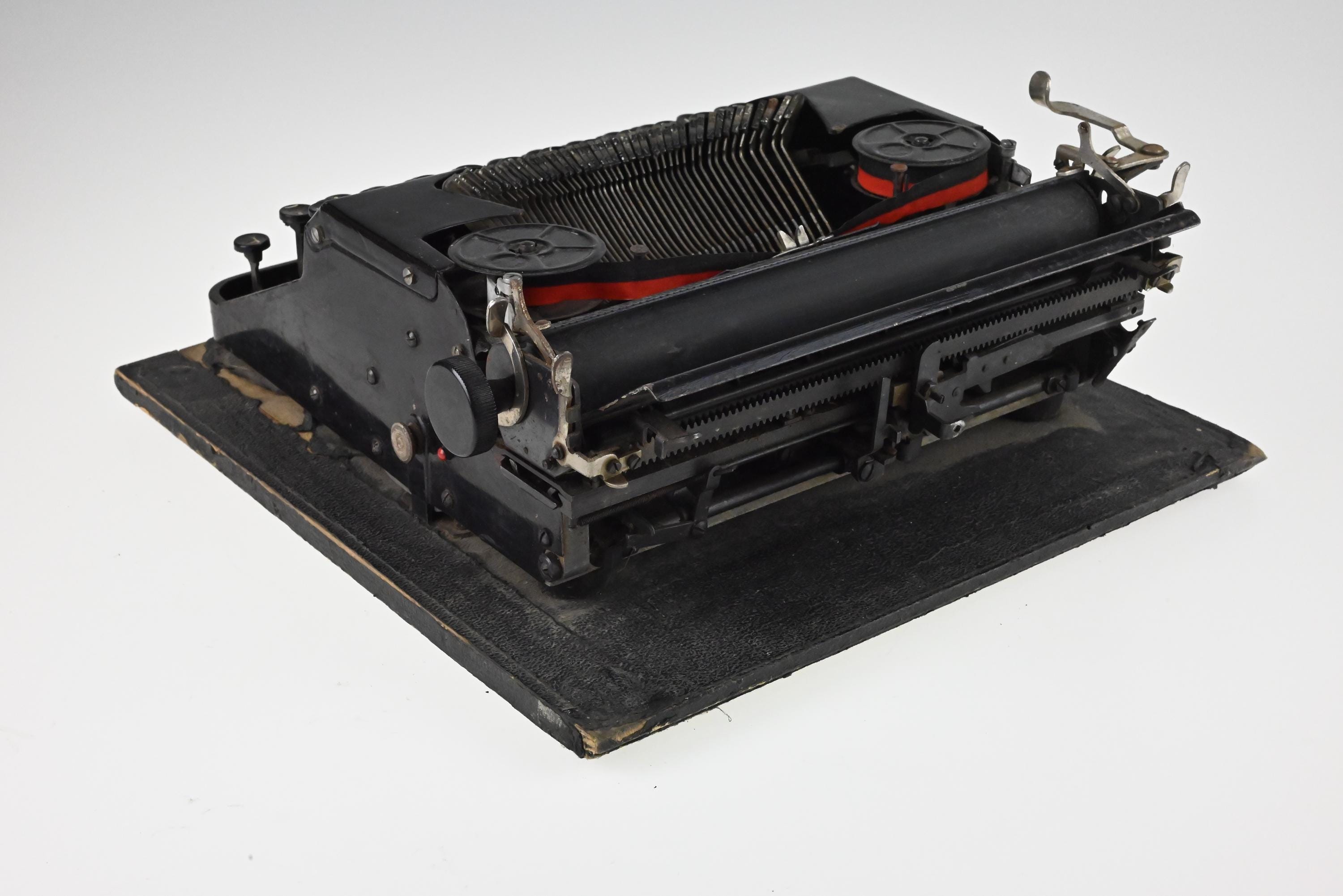 1940年代のミリナタイプライター、ポータブルタイプライター