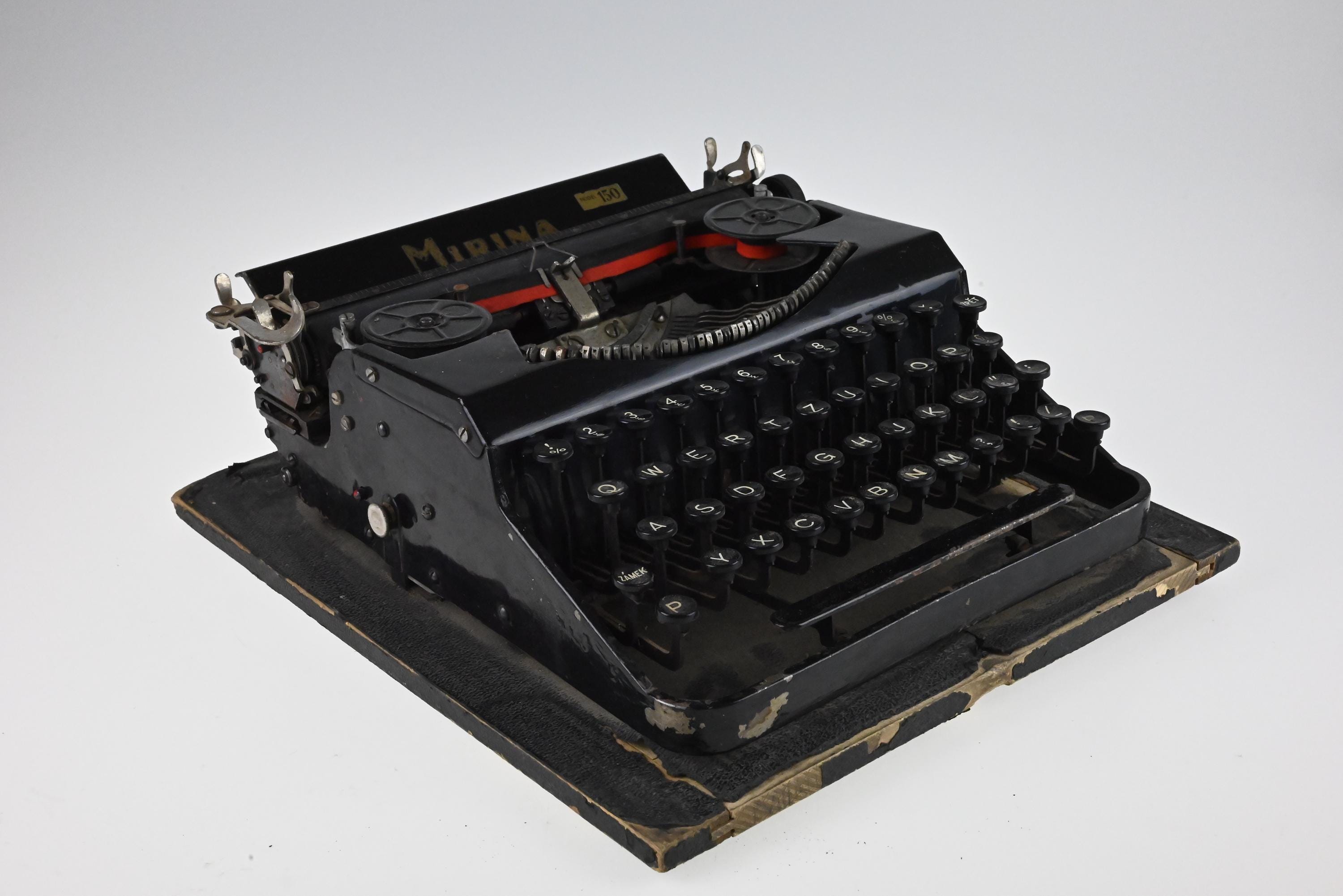 1940年代のミリナタイプライター、ポータブルタイプライター