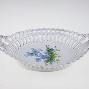 Vintage skål i nätformad porslin, serveringsbricka med blommotiv av förgätmigej, antik mittpunktsdekoration i porslin, vintage skål