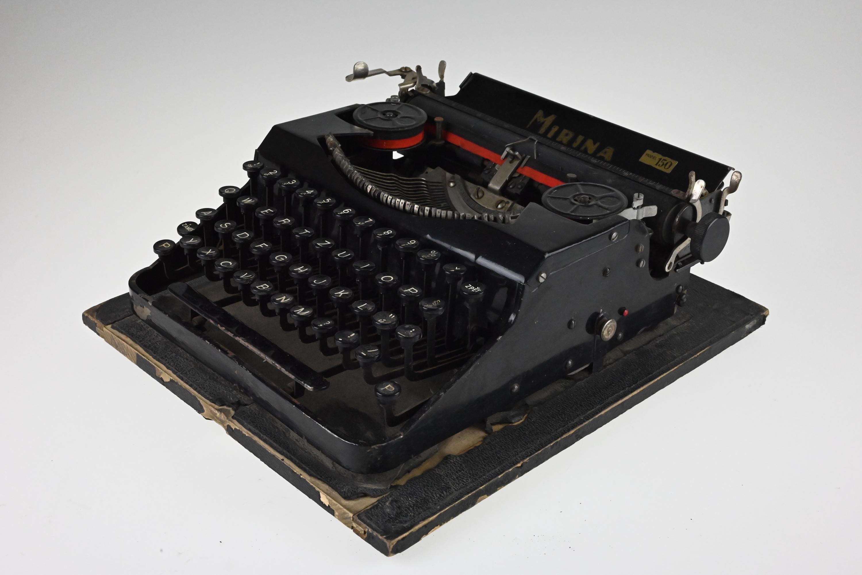 1940年代のミリナタイプライター、ポータブルタイプライター