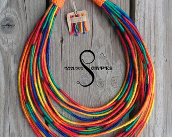 Collier enveloppé de fil Happy Colors / tribal / hippie / bohème / coloré / acrylique doux