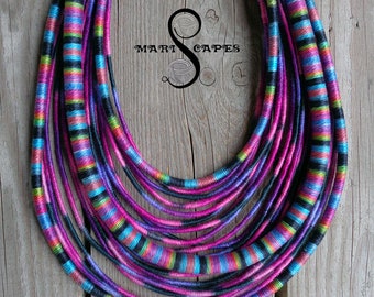 Collier de corde enveloppé de fil OOAK Viva Magenta / tribal / hippie / boho / vibrant / fil enveloppé / coloré / couleur de l'année 2023