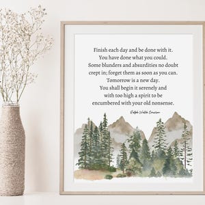 Op de afbeelding: Een aquarel-illustratie van een mistig bos met bergen op de achtergrond. De quote "Maak elke dag af en wees er klaar mee. Je hebt gedaan wat je kon. Er zijn ongetwijfeld wat fouten en absurditeiten ingeslopen; vergeet ze zo snel mogelijk. Morgen is een nieuwe dag. Je zult hem rustig beginnen en met een te hoge geest om belast te worden met je oude onzin. Ralph Waldo Emerson" staat op de afbeelding.
