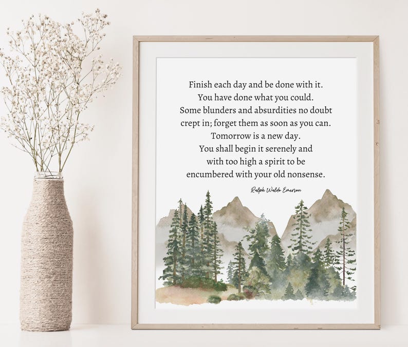 Op de afbeelding: Een aquarel-illustratie van een mistig bos met bergen op de achtergrond. De quote "Maak elke dag af en wees er klaar mee. Je hebt gedaan wat je kon. Er zijn ongetwijfeld wat fouten en absurditeiten ingeslopen; vergeet ze zo snel mogelijk. Morgen is een nieuwe dag. Je zult hem rustig beginnen en met een te hoge geest om belast te worden met je oude onzin. Ralph Waldo Emerson" staat op de afbeelding.