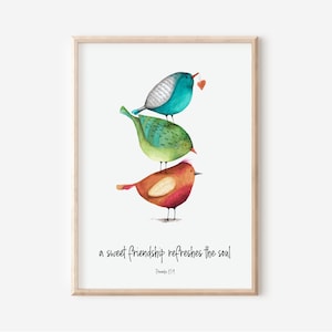 Puede incluir: Impresión artística enmarcada con tres pájaros de acuarela apilados. El pájaro superior es turquesa, el del medio es verde y el inferior es naranja. Incluye el texto "a sweet friendship refreshes the soul" y "Proverbios 27:9".