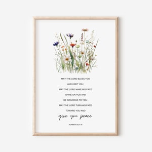 Pode incluir: Uma impressão emoldurada com uma ilustração em aquarela de flores silvestres em tons de roxo, vermelho, branco e verde. A impressão inclui o texto "O Senhor te abençoe e te guarde... te dê a paz" de Números 6:24-26.