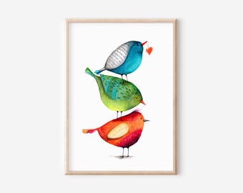 Puede incluir: Una lámina enmarcada que muestra tres pájaros apilados en disposición vertical. El pájaro superior es azul con un pequeño corazón rojo en el pico, el central es verde con rayas oscuras y el inferior es naranja con un ala texturizada.