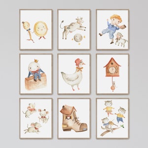 Op de afbeelding: Negen ingelijste aquarelprints met figuren uit kinderrijmpjes. De prints bevatten illustraties van een lepel en een bord met gezichten, een koe en een maan, een jongen die op een hoorn speelt met een lam, Humpty Dumpty, een gans, een koekoeksklok, muizen, een schoenhuis en katten.