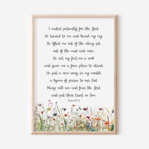 Könnte beinhalten: Ein druckbares Wandbild mit einer Aquarell-Illustration von Wildblumen und einem Zitat aus Psalm 40,1-3. Der Spruch lautet: "Ich wartete geduldig auf den Herrn. Er wandte sich mir zu und hörte mein Flehen. Er zog mich aus dem Schlamm, aus dem Sumpf und dem Morast: Er stellte meine Füße auf einen Fels und gab mir einen festen Stand. Er legte mir ein neues Lied in den Mund, ein Loblied auf unseren Gott. Viele werden den Herrn sehen und fürchten und ihr Vertrauen auf ihn setzen. Psalm 40,1-3"