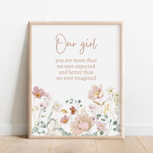 Ons meisje, je bent meer dan we ooit hadden verwacht, kunst aan de muur babymeisje kinderkamer, aquarel wilde bloemen, woorden van genegenheid, affirmatiecitaat