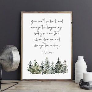 Könnte beinhalten: Handgefertigtes Holzschild mit dem Wort "Welcome" in verspielter Schrift. Das Schild hat eine Used-Optik und ein schlichtes, rustikales Design, ideal für eine Eingangstür. Das rechteckige Schild scheint aus Altholz gefertigt zu sein.