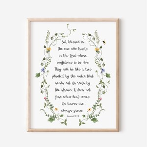 Puede incluir: Una impresión enmarcada con una corona botánica que rodea el texto de Jeremías 17:7-8. El texto dice: "Pero bendito el hombre que confía en el Señor...sus hojas siempre están verdes". La corona incluye hojas verdes, flores amarillas y azules y una pequeña abeja.