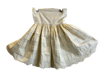 Antik edwardiansk flickkjol i vit bomull med lager på lager, utskuren fåll