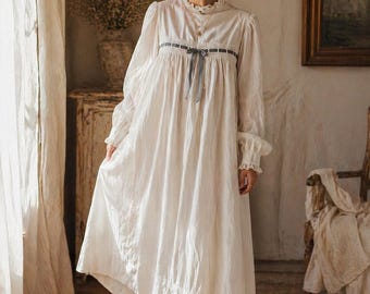 Canesú de un camisón antiguo eduardiano de algodón blanco con cinta de terciopelo.