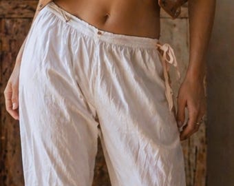 Pantalones cortos de lencería estilo cottagecore, estilo bombachos de algodón antiguos de la época eduardiana con dobladillo plisado.