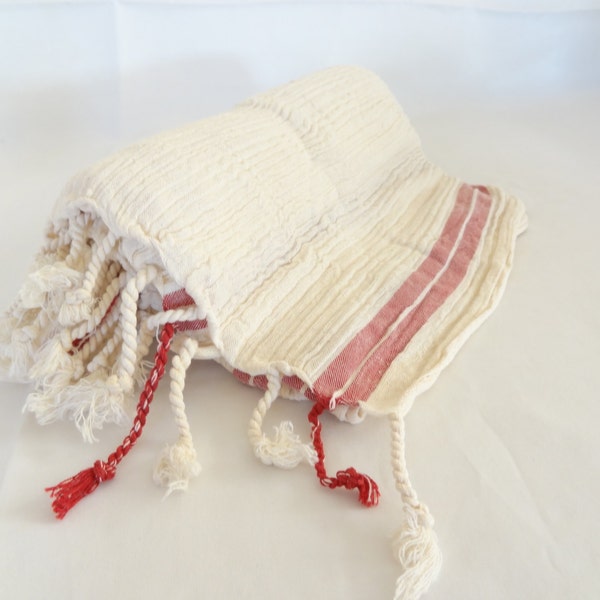 Toalla tradicional turca peshtemal: algodón a rayas color crudo y rojo, ideal para baño, playa y yoga.