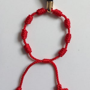 Pulsera de nudo rojo bebé, amuleto de buena suerte. Mano Negra Azabache (Mano Azabache Negro) con extremo tejido cruzado.