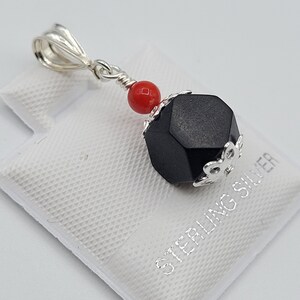 Nuevo Colgante Coral Azabache 8mm en Plata de Ley 925 - Azabache Genuino