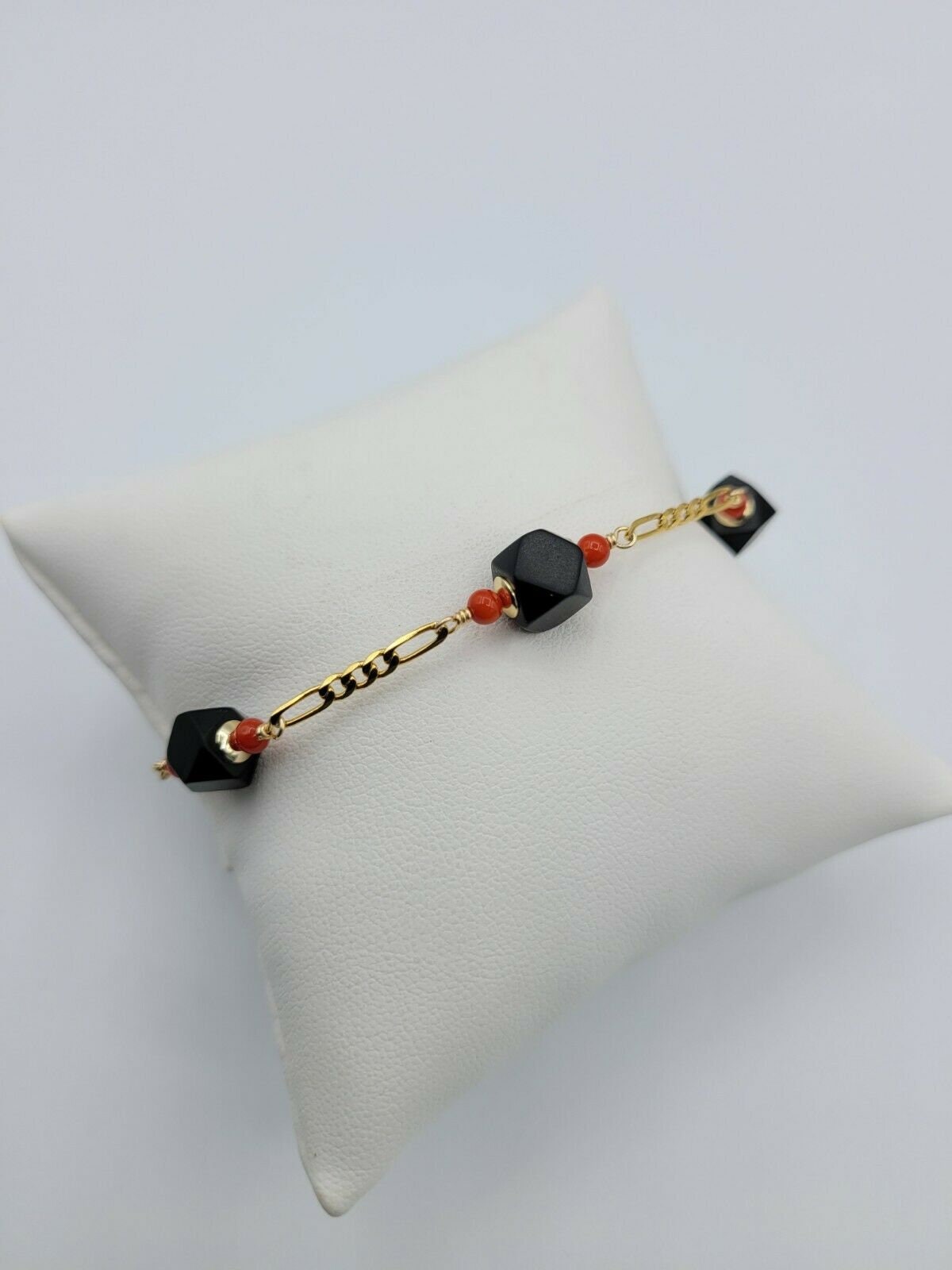 Azabache Genuino 5 mm avec Coral 1.5 mm (Azabache Negro) et Brazalete Relleno de Oro Nuevo 8"