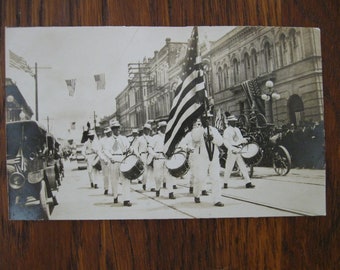 Neat Fourth of July Parade Postcard ( NOS )