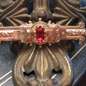 Ladies Brooch - Antique Victorian Charm