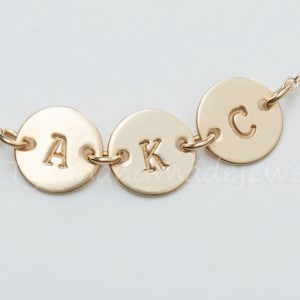 Erste Steckverbinder, GOLD gefüllt, handgestempeltes Monogramm, Bester Freund Anfangsbuchstaben, Maßanfertigung, Schwäbenschaft, Muttergeschenk, csutom Schmuckkarte