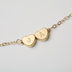 Collana con barra a cuore spessa iniziale personalizzata, cuore iniziale timbrato a mano, iniziali di coppia, collana con iniziale di famiglia, regalo di anniversario, regalo per la mamma