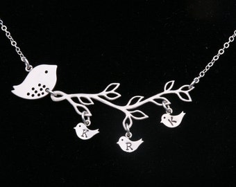 Vogel Familie auf Zweig Halskette mit Initialen Baby Vogel Charms, Mama Vogel auf Zweig, Familienschmuck, Jubiläumsgeschenk, Muttertagsgeschenk