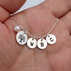 Collar de árbol genealógico con círculos iniciales, collar inicial familiar, etiquetas iniciales para niños, regalo del día de las madres, regalo de aniversario, tarjeta de mensaje personalizado