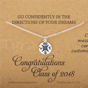 Kompas ketting graduatiegift, klasse van 2018, lucky charm necklace, beste vriend cadeau, bruidsmeisje cadeau, aangepaste juwelen kaart, sisterhood cadeau